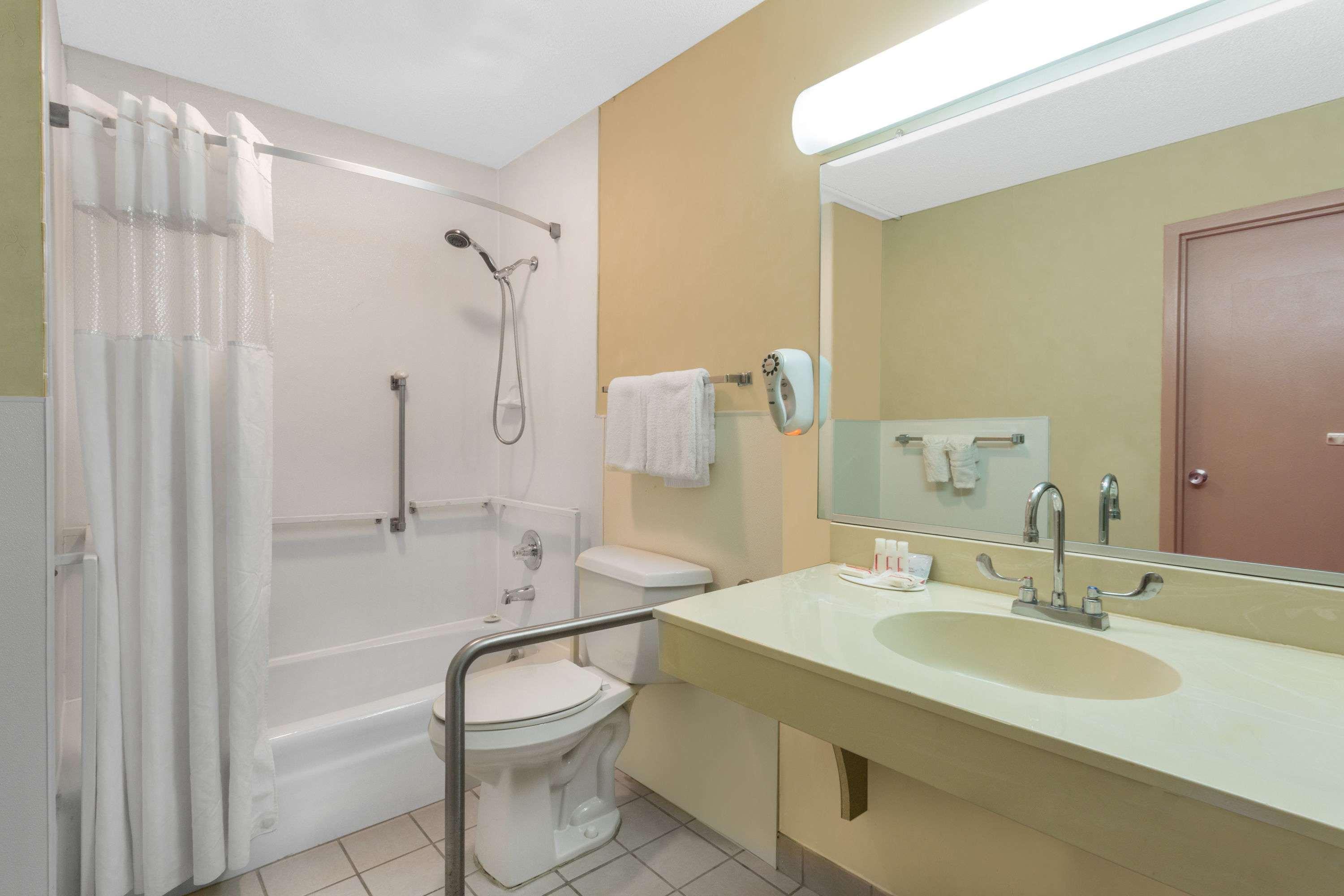 Ramada By Wyndham Harrisonburg Motel Eksteriør billede
