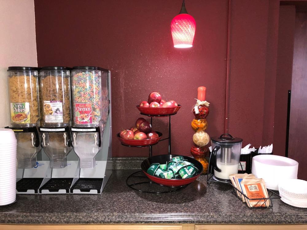 Ramada By Wyndham Harrisonburg Motel Eksteriør billede