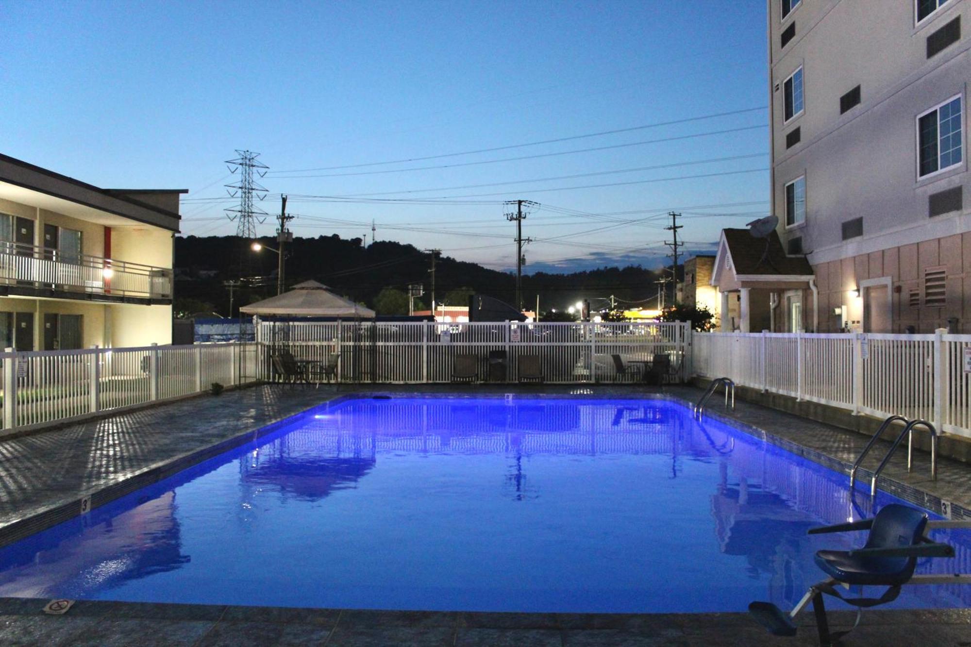 Ramada By Wyndham Harrisonburg Motel Eksteriør billede
